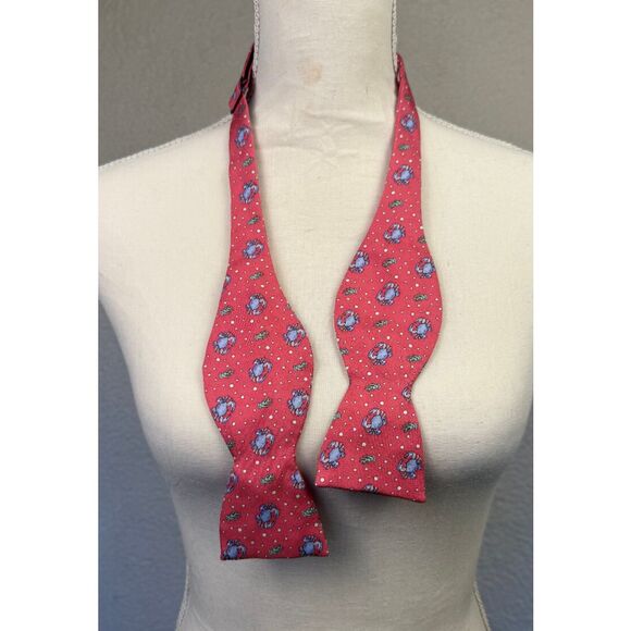 Vineyard Vines Martha Vineyard Pink Crab Allover Print Silk Adjustable Bow‎ Tie - Picture 1 of 4